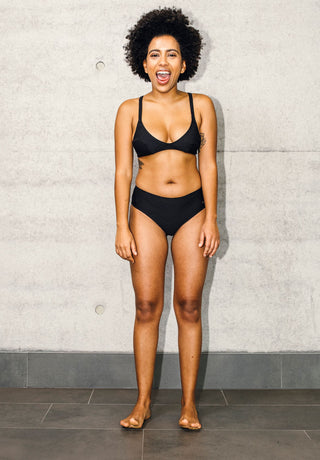 LOVJOI nachhaltiger schwarzer Bikini-Slip mit breitem Bund