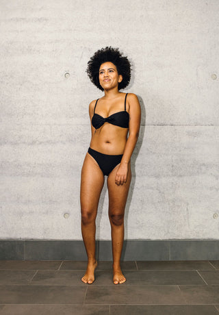 LOVJOI schwarzes Bikini Slip mit Raffung nachhaltig hergestellt 