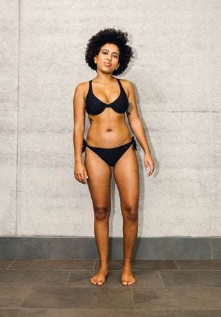 LOVJOI schwarzes Bikinioberteil nachhaltig hergestellt in Europa 