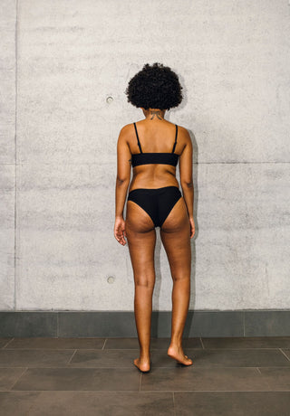 LOVJOI nachhaltiges Bikinioberteil in schwarz 