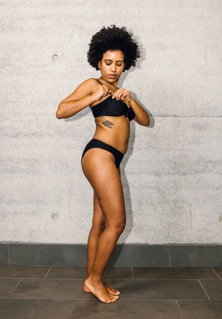 LOVJOI nachhaltiges Bikinioberteil in schwarz 
