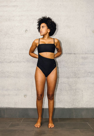 LOVJOI organischer schwarzes Badeanzug mit Cutouts