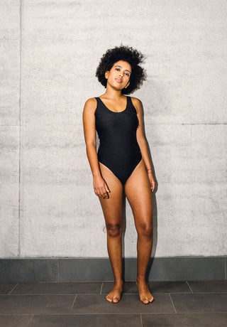 LOVJOI schwarzer Badeanzug Basic nachhaltig hergestellt in Europa