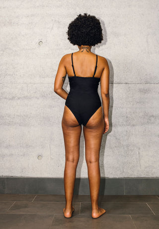 LOVJOI schwarzer Badeanzug mit Cut out nachhaltig hergestellt in Europa